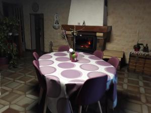 Hérissonl orchidee的粉红色和白色的桌子、紫色椅子和壁炉