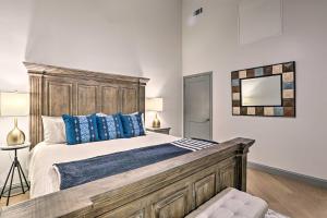 伯明翰Modern Downtown Birmingham Condo with Rooftop Access的一间卧室配有一张带蓝色枕头的大型木制床。