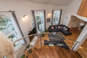 扎达尔Anić House的客厅设有螺旋楼梯,享有风景。