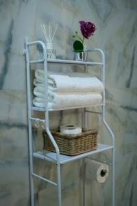 莱基Kay's Comfort Place的带毛巾的浴室内的毛巾架
