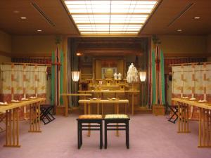 一关贝里诺一关酒店的更衣室设有桌子、长凳和镜子