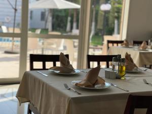 盖尼特拉Relax Hotel Kenitra的一张桌子,上面有盘子和餐巾