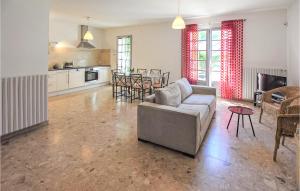 阿维尼翁Amazing Apartment In Avignon With Wifi的带沙发和桌子的客厅以及厨房。