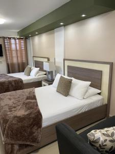 库莱布拉Ulala Culebra的酒店客房,配有两张床和椅子