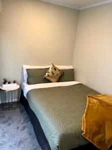 基督城奥伯格机场汽车旅馆的一间小卧室,配有带两个枕头的床
