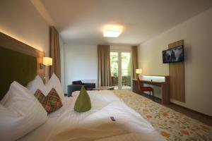 圣吉尔根奥博希霍夫酒店的酒店客房设有一张大床和一张书桌。
