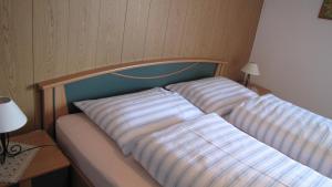 布鲁尼科Blasbichler Appartments的一张床上有两个枕头的房间