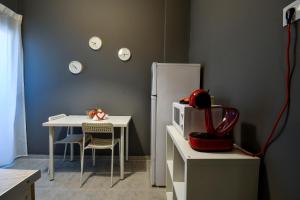塞萨洛尼基Thessaloniki Center Apartment的厨房配有桌子和白色冰箱。