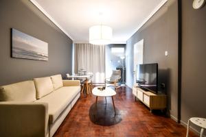 塞萨洛尼基Thessaloniki Center Apartment的带沙发和电视的客厅