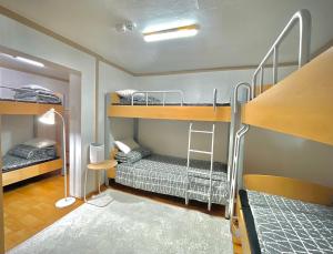 江陵市Saesori Guesthouse的一间客房内配有两张双层床的房间