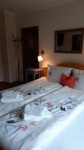巴特基辛根琥珀别墅酒店的一张带白色床单和毛巾的床