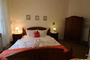 巴特基辛根琥珀别墅酒店的一间卧室配有一张带红色枕头的大床