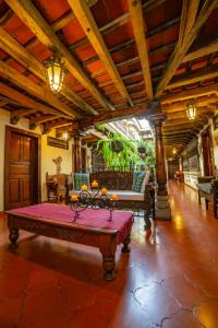 危地马拉安地瓜La Quinta Santa Lucia的中间设有带桌子的客厅