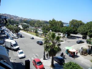 雷焦卡拉布里亚B&B La Pineta的一条繁忙的城市街道,有汽车和棕榈树