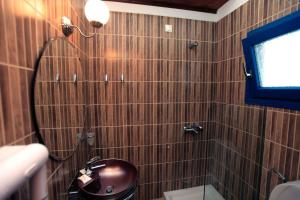 锡基诺斯岛Maistrali的浴室配有盥洗盆和带镜子的淋浴