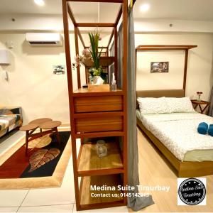 关丹Medina Suite Timurbay的一间带双层床的房间和一间带床的房间