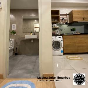 关丹Medina Suite Timurbay的厨房配有洗衣机和水槽