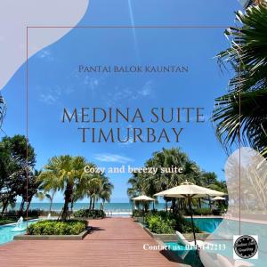 关丹Medina Suite Timurbay的海滩和度假胜地的景色,带纹理梅利纳套房图卢姆
