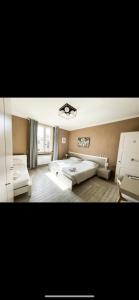 利沃诺Locanda il Deserto的一间设有两张床和窗户的大卧室