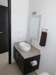 普拉亚卡门Condo Kiaraluna的一间带水槽和镜子的浴室