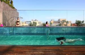 里斯本里斯本公园勒克斯酒店的躺在游泳池里的女人