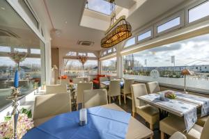 德帕内阿拉沙丘酒店的餐厅设有桌椅和窗户。