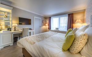 德帕内阿拉沙丘酒店的卧室配有一张大白色的床和书桌