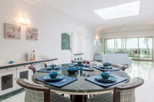 孟买StayVista's Villa Bharat - Beachfront serenity with A spacious lawn的厨房以及带桌椅的用餐室。