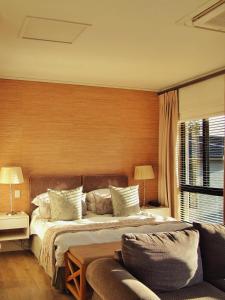 克尼斯纳210 Gallery Luxury Studio Apartment的一间卧室配有一张床和一张沙发