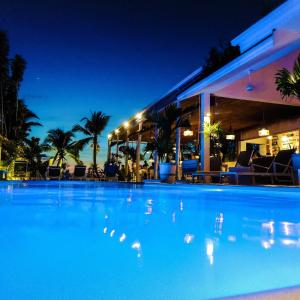 哈德姚TropiCoco Beach Resort Koh Phangan的晚上在酒店前面的大型游泳池