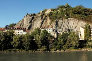 格勒诺布尔Grenoble hyper-centre + WiFi + Netflix的水体旁的山丘上的城镇