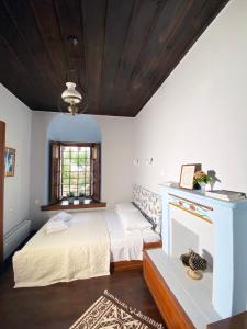 PinakátaiAlatinos的一间卧室配有一张床和一个壁炉