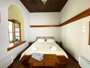 PinakátaiAlatinos的一间卧室配有一张床和一张桌子