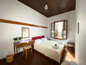 PinakátaiAlatinos的一间卧室配有一张床和一张书桌
