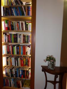 内里吉恩特里夫林酒店的书架上书架上书架上书架上的桌子旁
