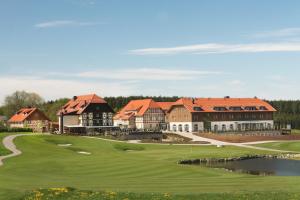 布兰肯海恩Spa & GolfResort Weimarer Land的享有度假村高尔夫球场的景致。