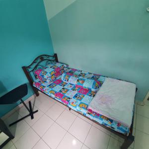哥打丁宜Ma Maison Homestay Taman Daiman Jaya Kota Tinggi的蓝色客房内的小床
