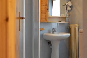 布勒伊-切尔维尼亚缪博卓利酒店的浴室设有白色水槽和镜子