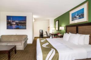 亚历山德里亚芒特弗农品质旅馆的酒店客房设有一张大床和一张沙发。
