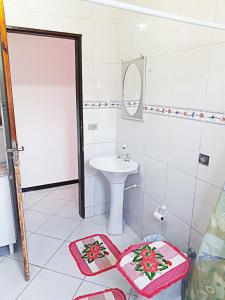 乌巴图巴Ubatuba Beach House的白色的浴室设有水槽和卫生间。