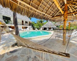 米查维Oleza Boutique Hotel Zanzibar的一个带吊床和游泳池的度假村