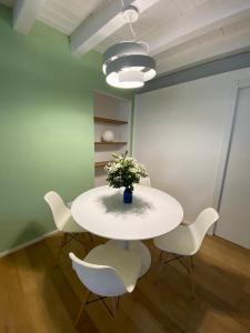 卡洛福泰Le Vele Carloforte的一间配备有白色桌椅的用餐室