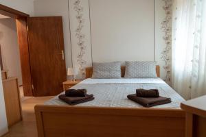 大特尔诺沃Apartment Veda的一间卧室配有一张带两个枕头的床