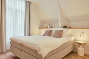 阿尔克马尔RITCH Hotel Alkmaar的一间卧室设有一张大床和一个大窗户