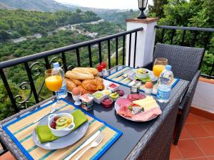 弗里希利亚纳维拉莫雷拉住宿加早餐酒店的阳台上的早餐桌,包括食物和饮料