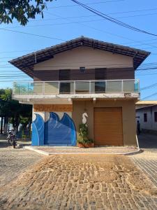 泰巴Pousada Vila do Mar的旁边设有车库的房子