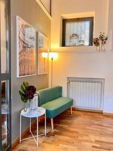 米兰Easy Milano - Rooms and Apartments Navigli的客厅配有绿色沙发和桌子
