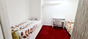 曼彻斯特Olly’s place的一间小卧室,配有一张床和红地毯