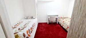 曼彻斯特Olly’s place的小房间设有两张床和红地毯