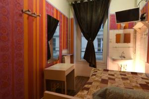 巴黎巴黎东站新奥尔良酒店的一间卧室配有床、水槽和窗户